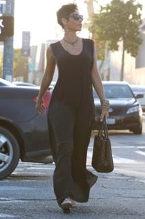Nicole Murphy feet photo thumbnail