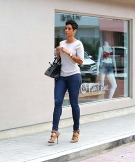 Nicole Murphy feet photo thumbnail