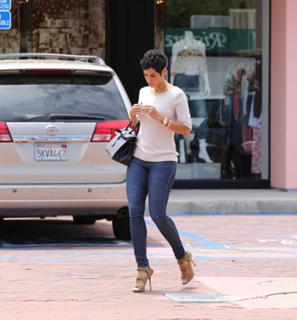 Nicole Murphy feet photo thumbnail