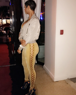 Nicole Murphy feet photo thumbnail