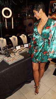 Nicole Murphy feet photo thumbnail