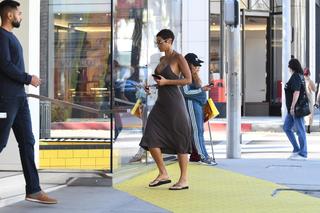 Nicole Murphy feet photo thumbnail