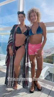 Nicole Murphy feet photo thumbnail