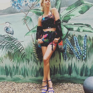 Nicole Neumann feet photo thumbnail