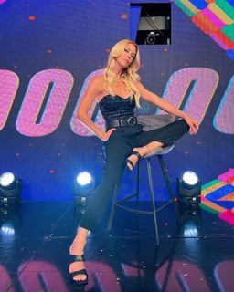 Nicole Neumann feet photo thumbnail