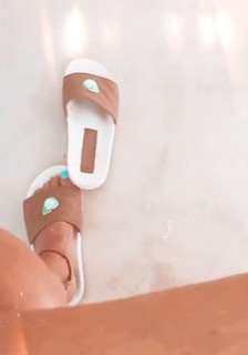 Nicole Neumann feet photo thumbnail