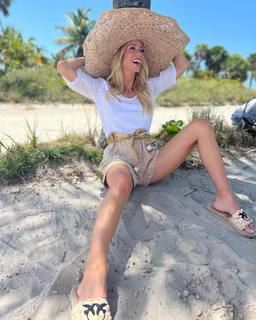 Nicole Neumann feet photo thumbnail