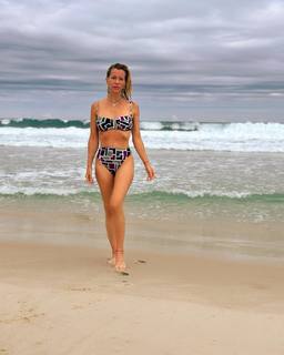 Nicole Neumann feet photo thumbnail