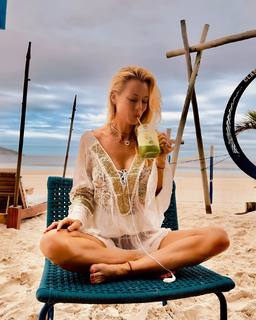 Nicole Neumann feet photo thumbnail