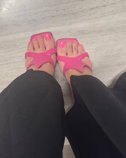 Nicole Neumann feet photo thumbnail