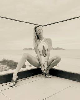 Nicole Neumann feet photo thumbnail