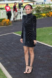 Nicole Richie feet photo thumbnail