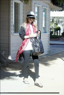 Nicole Richie feet photo thumbnail