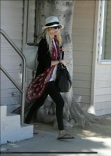 Nicole Richie feet photo thumbnail