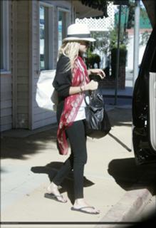 Nicole Richie feet photo thumbnail