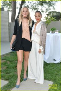 Nicole Richie feet photo thumbnail