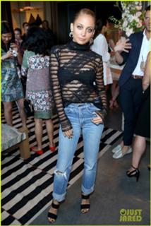 Nicole Richie feet photo thumbnail