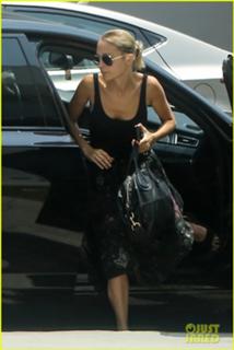 Nicole Richie feet photo thumbnail