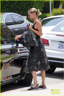 Nicole Richie feet photo thumbnail