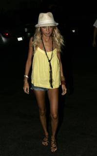 Nicole Richie feet photo thumbnail