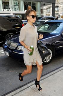 Nicole Richie feet photo thumbnail