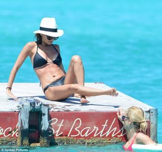 Nicole Richie feet photo thumbnail