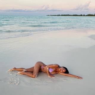 Nicole Scherzinger feet photo thumbnail