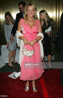 Nicole Sullivan feet photo thumbnail