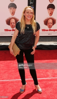 Nicole Sullivan feet photo thumbnail