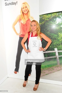Nicole Sullivan feet photo thumbnail