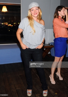 Nicole Sullivan feet photo thumbnail