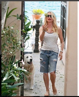 Nicollette Sheridan feet photo thumbnail