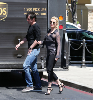 Nicollette Sheridan feet photo thumbnail