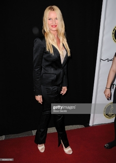 Nicollette Sheridan feet photo thumbnail