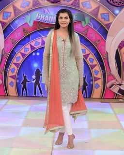 Nida Yasir feet photo 13