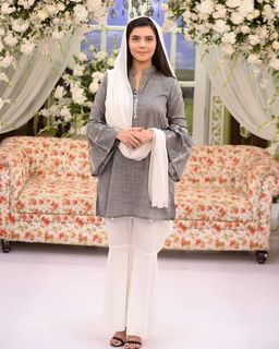 Nida Yasir feet photo 4