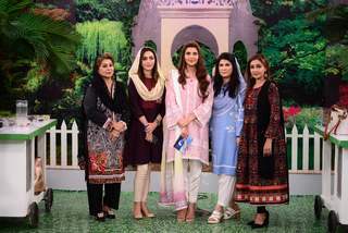 Nida Yasir feet photo 11