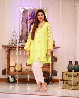 Nida Yasir feet photo 18