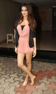 Nidhhi Agerwal feet photo 5