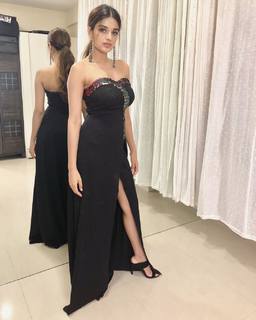 Nidhhi Agerwal feet photo 15