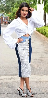 Nidhhi Agerwal feet photo 12