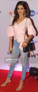Nidhhi Agerwal feet photo 8