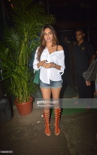 Nidhhi Agerwal feet photo 18