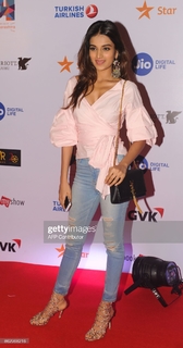 Nidhhi Agerwal feet photo 17