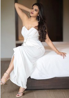 Nidhhi Agerwal feet photo 15