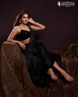 Nidhhi Agerwal feet photo 2