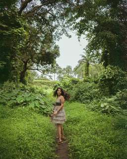 Nidhi Bhanushali feet photo 11