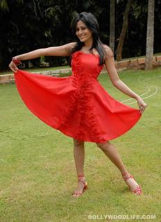 Nidhi Subbaiah feet photo 9