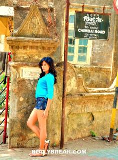 Nidhi Subbaiah feet photo 17