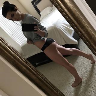 Niece Waidhofer feet photo thumbnail